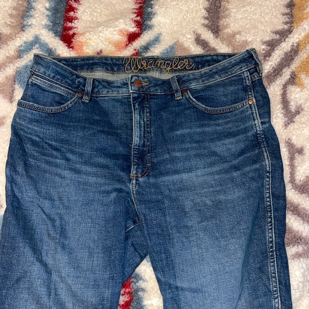 Women’s high-rise big flared wrangler jeans size 33 x 34 brand new with no tags